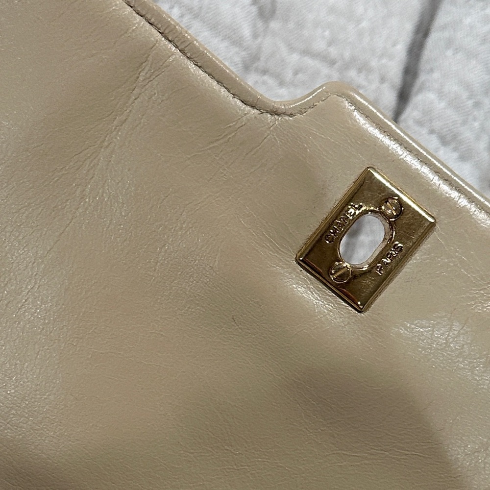 CHANEL Beige Quilted Shoulder Bag with Gold Chain - Picture 14 of 16